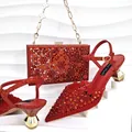 Luxuriöse rote Strass-High-Heels und passende Party-Clutch in der Detailansicht. - 38 / Rot