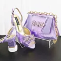 Elegante set di sandali con tacco in pelle di serpente viola e borsa da sera coordinata - 39 / Violetto