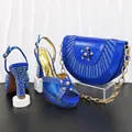 Dettaglio di sandali con tacco in strass blu reale e borsa da sera a mezzaluna - Blu zaffiro