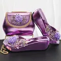 Paarse metallic sleehaksandalen en bijpassende handtas met strassbloem versiering - 38 / Schoenen en Tas Set / Violet