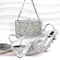 Detailansicht luxuriöser silberner Strass-Pumps mit dazu passender Abend-Clutch-Handtasche - 38 / Silber