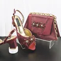 Elegante set sandali in pelle di serpente bordeaux e pochette con strass rossi - Borgogna