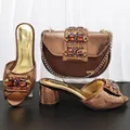 Bronzene Metallic-Sandalen mit Blockabsatz und passender Sattel-Abendtasche mit Kristallen - 40 / Schuh und Taschen Set (MM1187) / Kaffeebraun