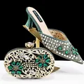 Vista detallada de zapatos de novia con diamantes verdes y bolso de mano a juego - 38 / Verde