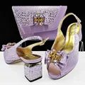 Elegantes Set aus lila Leoparden-Pumps und passender Clutch mit funkelnder Strassschleife - 38 / Leopardenmuster Strass Schleife Schuh-Taschen-Set (MM1170) / Hellviolett