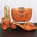 Detailansicht der orangefarbenen Sandalen mit Blockabsatz und passender Kristall-Abendtasche - 41 / Schuh und Taschen Set (MM1187) / Orange