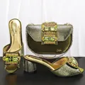 Grüne Metall-Blockabsätze mit offener Zehenpartie und dazu passende Luxus Satteltaschen-Set - 42 / Schuh und Taschen Set (MM1187) / Olivgrün