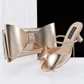 Elegantes champagnegoldenes Set aus Peeptoe-Heels und passender Clutch mit Schleife - 38 / Champagner