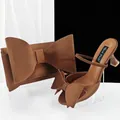 Elegante braune Satin-High-Heels mit offener Zehenpartie und passender Schleifen-Clutch - 38 / Kaffeebraun