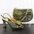 Detailansicht olivgrüner Sandalen mit Absatz und passender Abendtasche mit Kristallen - 39 / Olivgrün