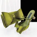 Elegantes Set aus olivgrünen Satin-Pumps mit Absatz und passender Schleifen-Clutch-Tasche - 38 / Olivgrün