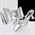 Elegante silberne High Heels und passendes Set aus Clutch mit Schleife für den Abend - 38 / Schuh- und Taschen-Set / Silber
