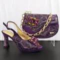Elegantes Set aus lila Glitzer-Sandaletten und passender Abend-Clutch mit Strasssteinen - 39 / High Heels und Taschen Set / Dunkellila
