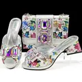 Detailansicht der silbernen Schlangenmuster-Blumenschuhe und passenden Handtasche - 42 / Schlangenmuster Strass Schuh- & Taschenset (MM1160) / Silber