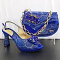 Détail de sandales à talons hauts bleu roi à strass et pochette de soirée assortie. - 39 / Bleu saphir