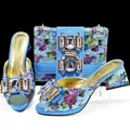 Detail der floralen Schlangenleder-Struktur und Kristallschnallen am Schuh- und Taschen-Set - 39 / Schlangenmuster Strass Schuh- & Taschenset (MM1160) / Himmelblau