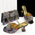 Luxus Pantoletten mit bunten Punkten und passender Abendtasche mit Strass-Schnalle - 39 / Schwarz