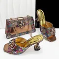 Bronze Sandalen mit quadratischer Zehenpartie und passende Abendtasche mit Strass - 39 / Kaffeebraun