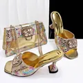 Mode-Set in Gold mit Sandalen mit Strasssteinen und passender Tasche mit bunten Punkten - 39 / Gold