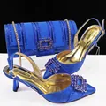 Königsblaues Set aus spitzen Pumps mit Strass-Schnalle und passender Abendtasche - 39 / Set (MM1163) / Blau