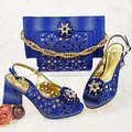 Königsblaue funkelnde Sandaletten mit passender Clutch und Blumen-Kristallschnalle - 41 / Saphirblau