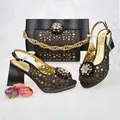 Elegante schwarze Sandalen mit hohen Absätzen und passendem Briefumschlag-Taschenset - 39 / Schwarz