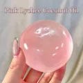 Gros plan détaillé d'une balle anti-stress artisanale sur le thème de la noix de coco rose - Balle litchi rose et huile de coco (Squishy) / 6cm / Rose