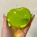 Nahaufnahme eines durchsichtigen, grünen apfelförmigen Maltose-Quetschspielzeugs - Gewicht 130g / Grüner Tee Apfel