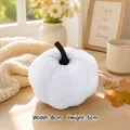 Piccola zucca decorativa in velluto bianco per autunno e festività, 8 cm x 5 cm - 8.5cm / Bianco