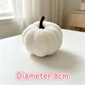Piccola zucca decorativa in velluto bianco per il raccolto e Halloween, diametro 8 cm - 8.5cm / Bianco avorio