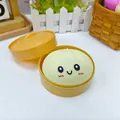 Simpatico giocattolo antistress a forma di panino al vapore in un cestino giallo - Stile Brötchen (Piccolo Brötchen di Farina Squishy) / 8cm Size / Bianco