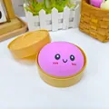 Giocattolo squishy panino rosa con faccina sorridente in un cestello giallo - Stile Brötchen (Piccolo Brötchen di Farina Squishy) / 8cm Size / Rosa