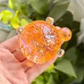Detailaufnahme eines orangefarbenen, durchsichtigen Schildkröten-Squishys mit Sternen-Pailletten - Schildkröte Stil / Orange