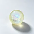 Handgemaakte doorschijnende antistressbal met kleurrijke iriserende glitters binnenin. - 黄色水晶泥脆皮球 / Geel
