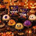 Primo piano della scatola misteriosa di Halloween con simpatici giocattoli squishy zucca. - Serie di Halloween