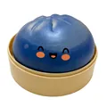 Primo piano di un giocattolo a pressione baozi blu con un viso carino in un mini cestino - Blu