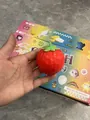 Realistisch rood aardbei-knijpspeeltje voor stressverlichting met kleurrijke verpakking - Grote Aardbei / 8x6.5cm
