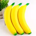 Vista dettagliata di tre giocattoli giganti a forma di banana in TPR per lo stress relief - Squishy banana grande da 45 cm