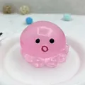 Mignon jouet anti-stress squishy pieuvre rose translucide présenté sur une assiette blanche - Poulpe à Bulles / Rose Transparent