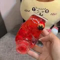 Makroansicht des Erdbeermarmeladen-Quetschspielzeugs mit weicher, transparenter Gel-Textur - Rot