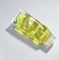 Detailansicht eines transparenten Zahnpasta-Quetschspielzeugs mit gelbem Gel - Grün