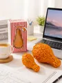 Nahaufnahme von Fried Chicken Leg Squishy Spielzeugen auf einem modernen Schreibtisch - Großer Simulations-Brathähnchen-Keulen-Stil
