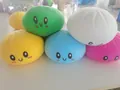 Primo piano dettagliato di grandi panini squishy colorati con espressioni carine - Stile di Espressione Casuale / 4 Pezzi/Pack (In Scatola)