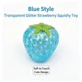 Detailaufnahme eines blauen, durchsichtigen Erdbeer-Squishy-Spielzeugs mit Glitzer - Blau