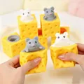Primer plano detallado que muestra manos apretando un juguete antiestrés de queso - Copa de Queso Ratón / Estilo Queso Amarillo