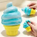 Κοντινό πλάνο παιχνιδιού squishy παγωτό χωνάκι αργής επαναφοράς που πιέζεται με τα χέρια - Τσάντα OPP / Μπλε