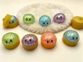 Primo piano di giocattoli squishy a forma di ravioli glitterati con facce buffe - Stile Polvere d'Oro Goccia d'Acqua (5.5cm)