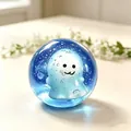 Nahaufnahme einer blauen Kristallkugel mit einer süßen weißen Geisterfigur für Halloween Deko - Geist Stil / Blau