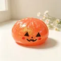 Primer plano de un juguete de calabaza naranja brillante con una cara sonriente - Calabaza de Halloween
