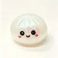 Primer plano detallado de un lindo juguete blandito blanco con purpurina y cara sonriente - Fantasma lindo
